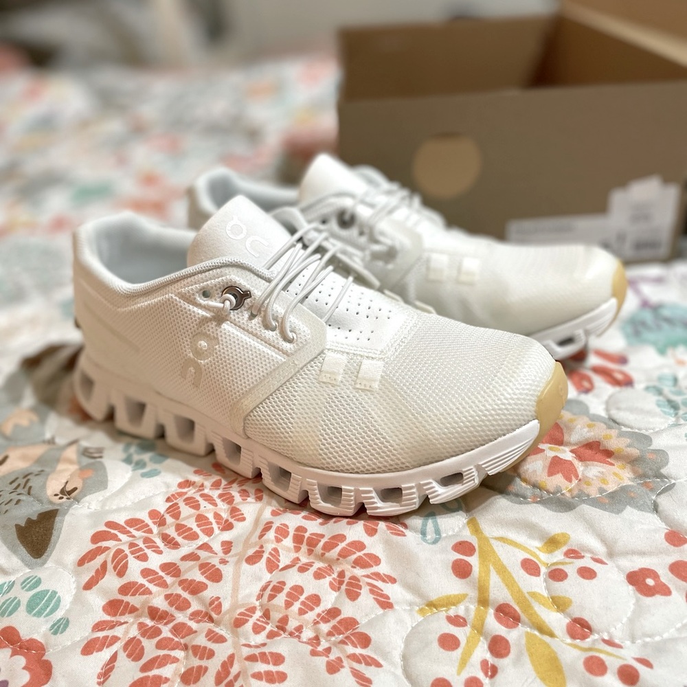 On cloud 5 women’s running shoes size 5 in the color white.
